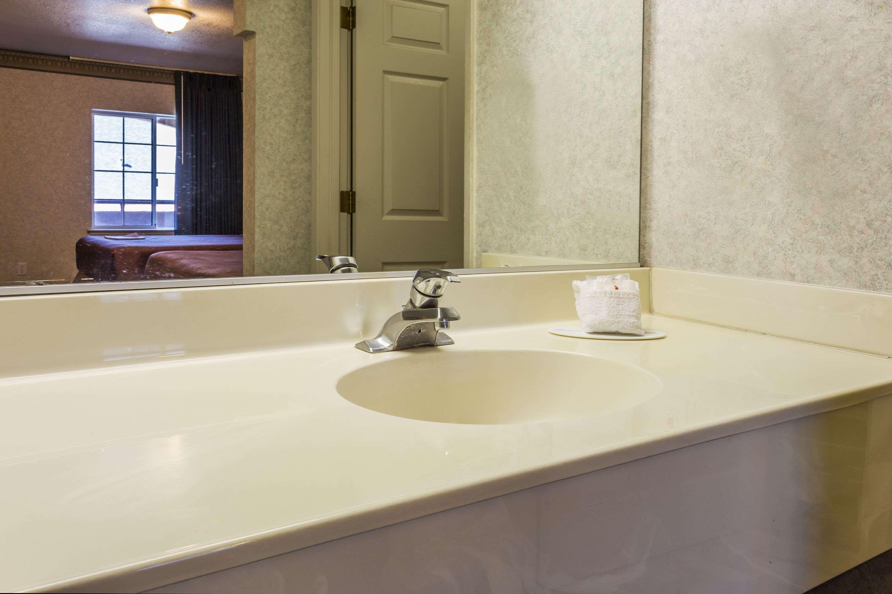 Yosemite Parkway Hotel 2*