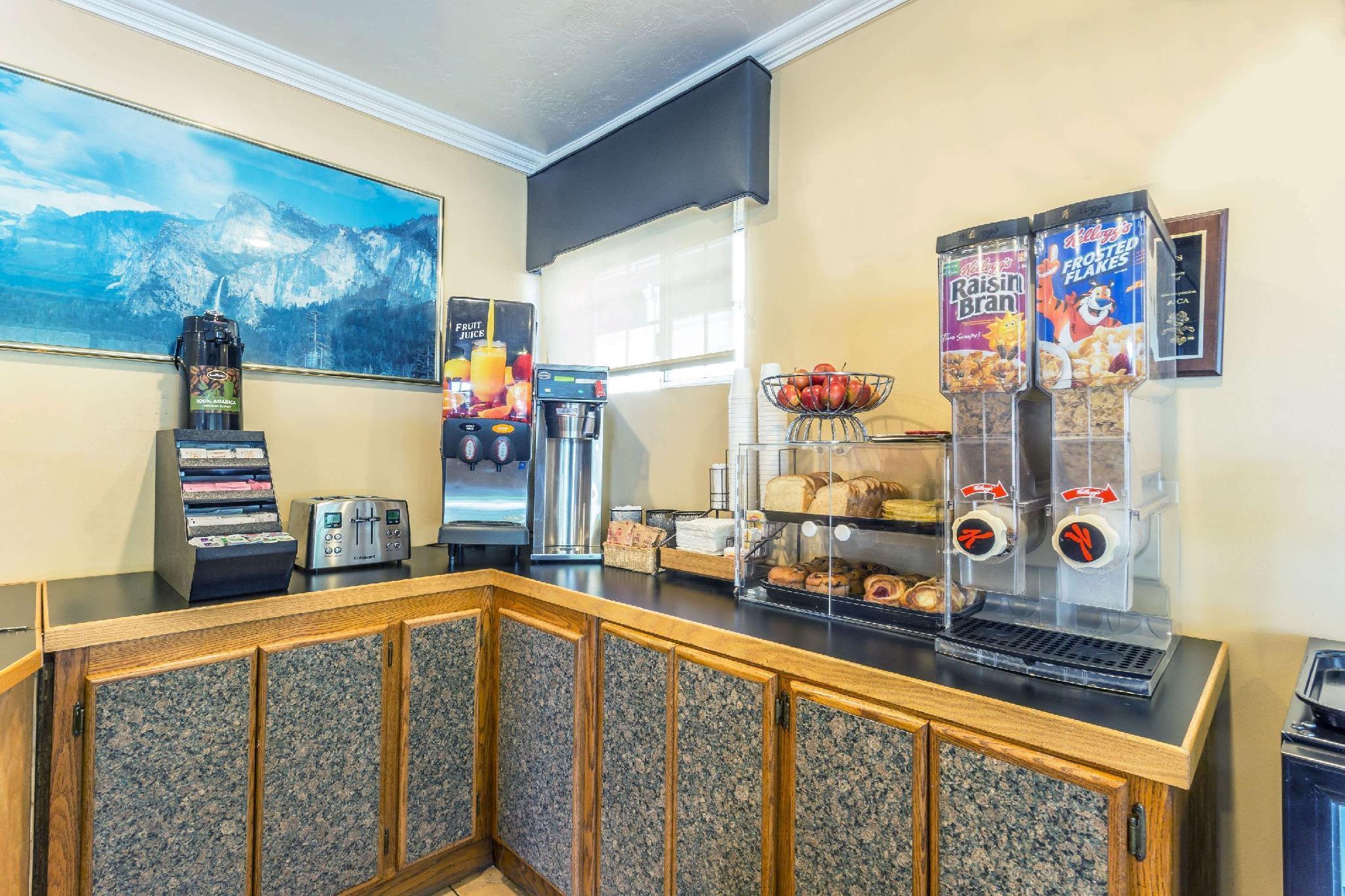 Yosemite Parkway Hotel 2*